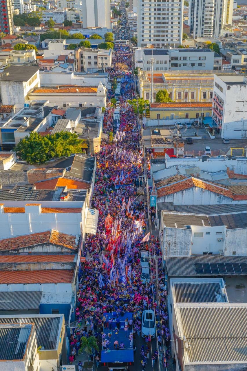 Multidão acompanha a caminhada de mulheres em apoio a Fábio Mitidieri em Aracaju