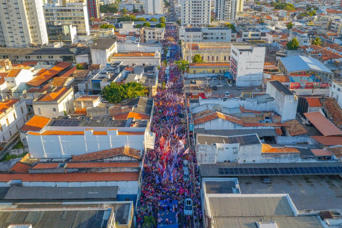Apoiadoras erguem girassóis durante o ato Elas com Fábio no Centro de Aracaju