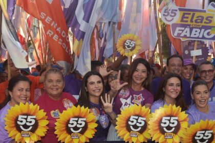 Yandra Moura, Candisse Carvalho e Iara Moura entre as mulheres à frente da faixa do Elas com Fábio, no Centro de Aracaju