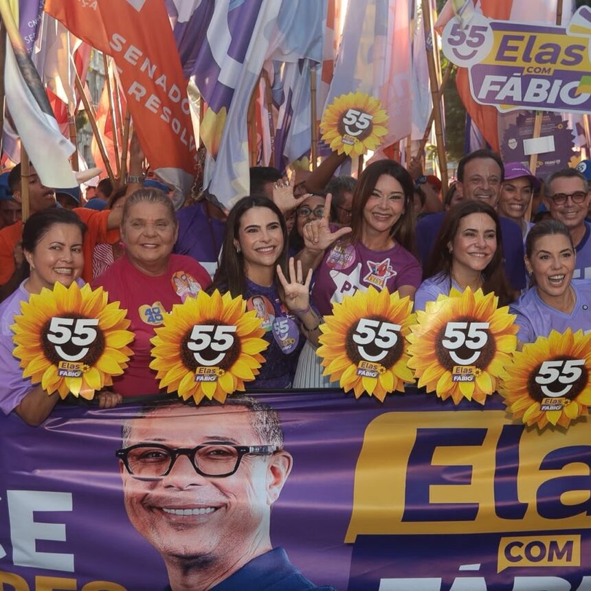 Yandra Moura, Candisse Carvalho e Iara Moura entre as mulheres à frente da faixa do Elas com Fábio, no Centro de Aracaju