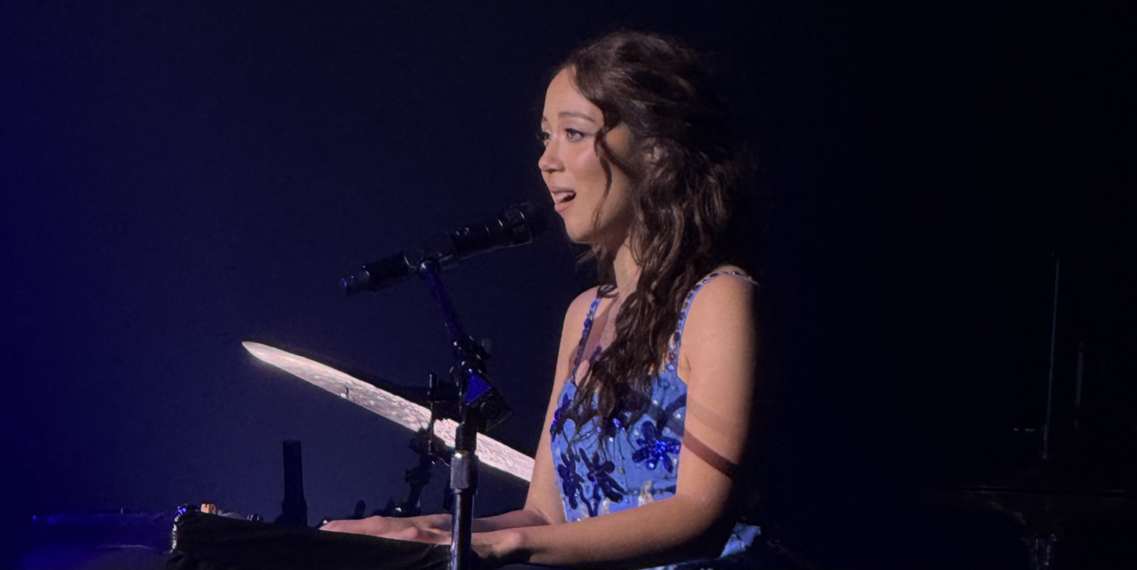 A cantora Laufey no palco durante show em São Paulo