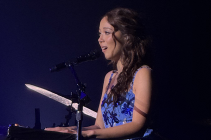 A cantora Laufey no palco durante show em São Paulo