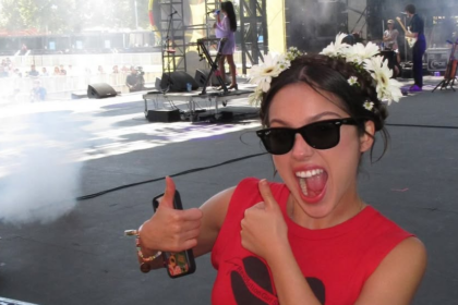 A cantora Olivia Rodrigo no palco do festival Daisy Chain Fields