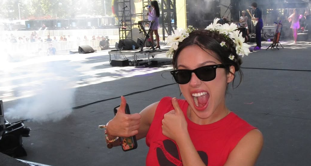 A cantora Olivia Rodrigo no palco do festival Daisy Chain Fields