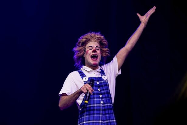 Palhaço se apresenta no picadeiro do Circo Portugal, em Aracaju