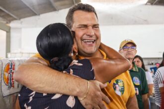 Cláudio Mitidieri abraça moradora durante passagem pela feira de Japaratuba