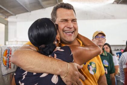 Cláudio Mitidieri abraça moradora durante passagem pela feira de Japaratuba