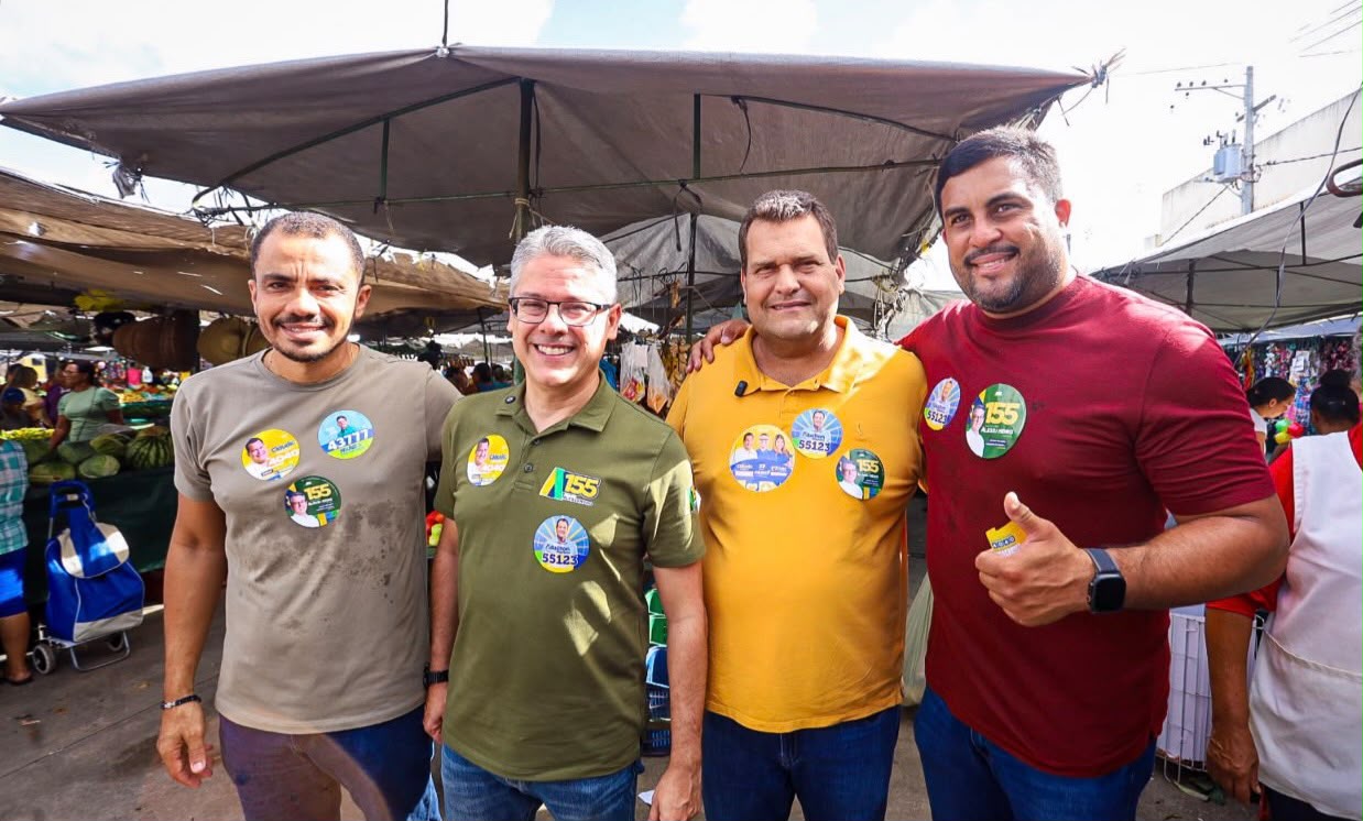Cláudio Mitidieri ao lado do candidato ao Senado Alessandro Vieira e de lideranças de Japaratuba