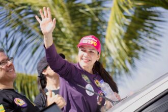A candidata a deputada estadual Delegada Danielle acena durante carreata pelo bairro 17 de Março, em Aracaju