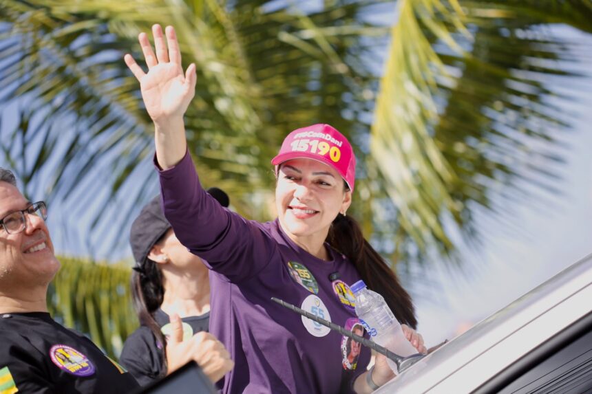 A candidata a deputada estadual Delegada Danielle acena durante carreata pelo bairro 17 de Março, em Aracaju