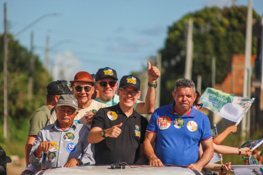 O senador Delegado Alessandro durante carreata pelo Agreste Central
