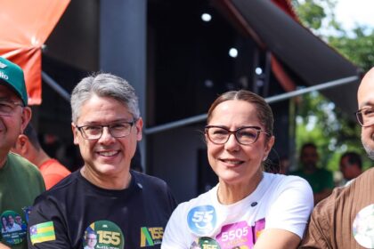 O senador Delegado Alessandro durante caminhada pelas ruas de Itabaiana