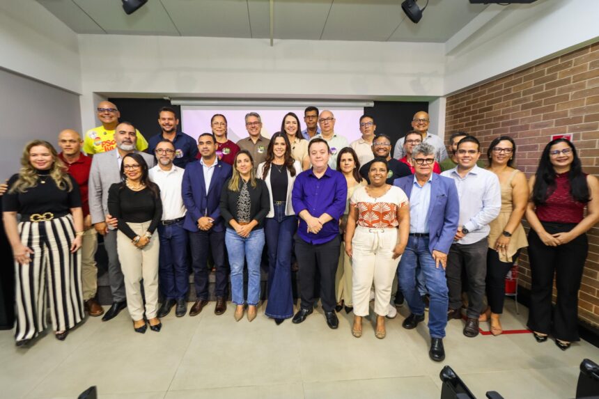 Senador Delegado Alessandro Vieira com delegados durante encontro da Adepol-SE