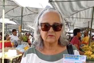 A candidata a deputada federal Edileuza Sá Melo durante visita à feira do Orlando Dantas, em Aracaju