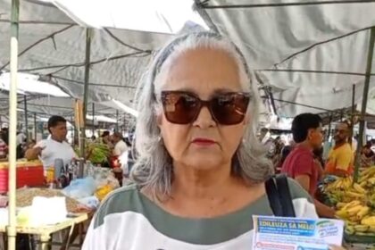 A candidata a deputada federal Edileuza Sá Melo durante visita à feira do Orlando Dantas, em Aracaju