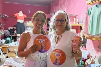 Candidata a deputada federal Edileuza Sá Melo durante visita a comerciantes