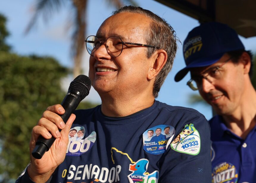 Eduardo Amorim discursa durante a pisadinha que encerrou a caravana em Capela