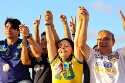 O candidato ao Senado Eduardo Amorim durante caravana no bairro Santa Maria, em Aracaju
