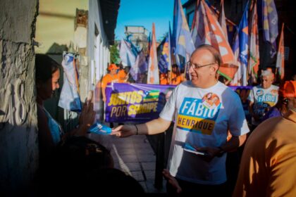 O candidato a deputado estadual Fábio Henrique durante agenda de campanha em Aracaju