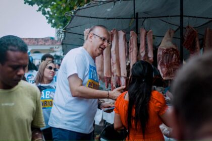 O candidato a deputado estadual Fábio Henrique durante caminhada em feira
