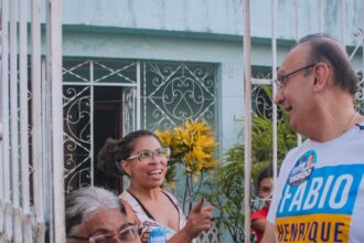 O candidato a deputado estadual Fábio Henrique cumprimenta moradoras durante agenda no Tamandaré, em Aracaju