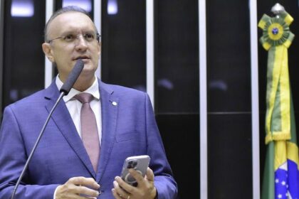 Deputado Fábio Henrique discursa na tribuna