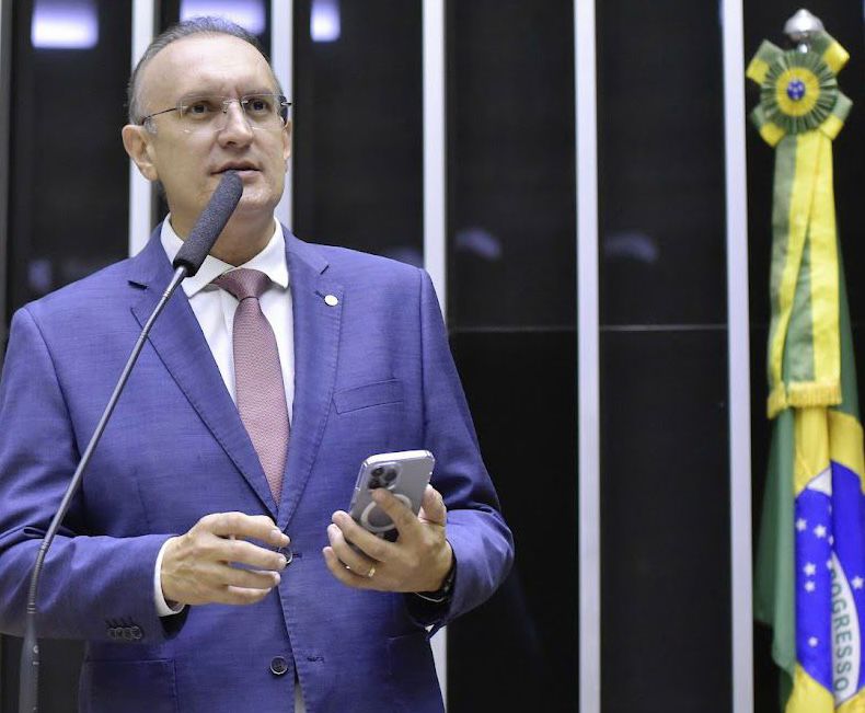 Deputado Fábio Henrique discursa na tribuna