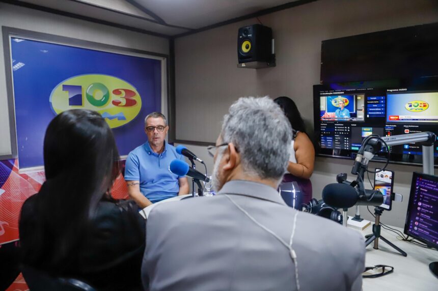 O governador Fábio Mitidieri durante entrevista ao estúdio da 103 FM