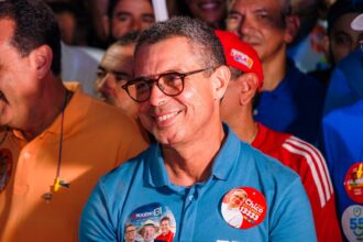 O governador Fábio Mitidieri é cercado por apoiadores em Nossa Senhora da Glória