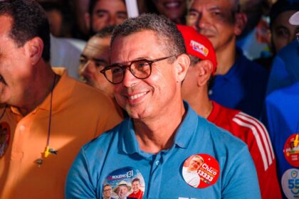 O governador Fábio Mitidieri é cercado por apoiadores em Nossa Senhora da Glória