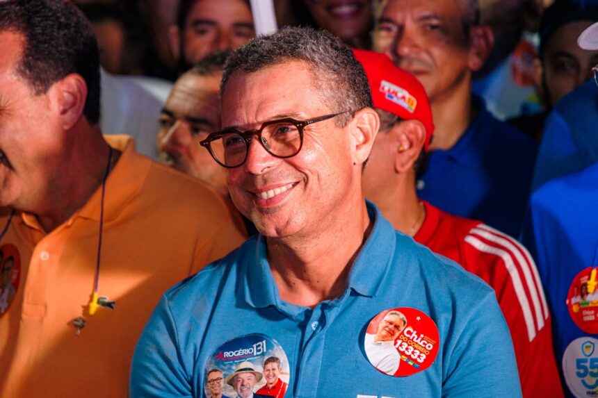 O governador Fábio Mitidieri é cercado por apoiadores em Nossa Senhora da Glória