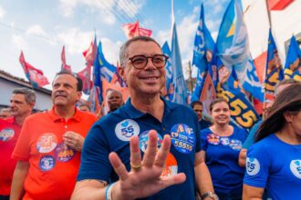 Governador Fábio Mitidieri durante carreata em Sergipe