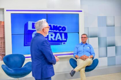 O governador Fábio Mitidieri durante entrevista no estúdio da TV Atalaia