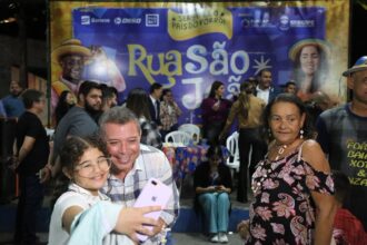 Fábio Mitidieri posa para foto com criança na Rua São João, em Aracaju