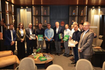 O governador Fábio Mitidieri recebe executivos da MAG Seguros e do grupo Aegon em visita institucional
