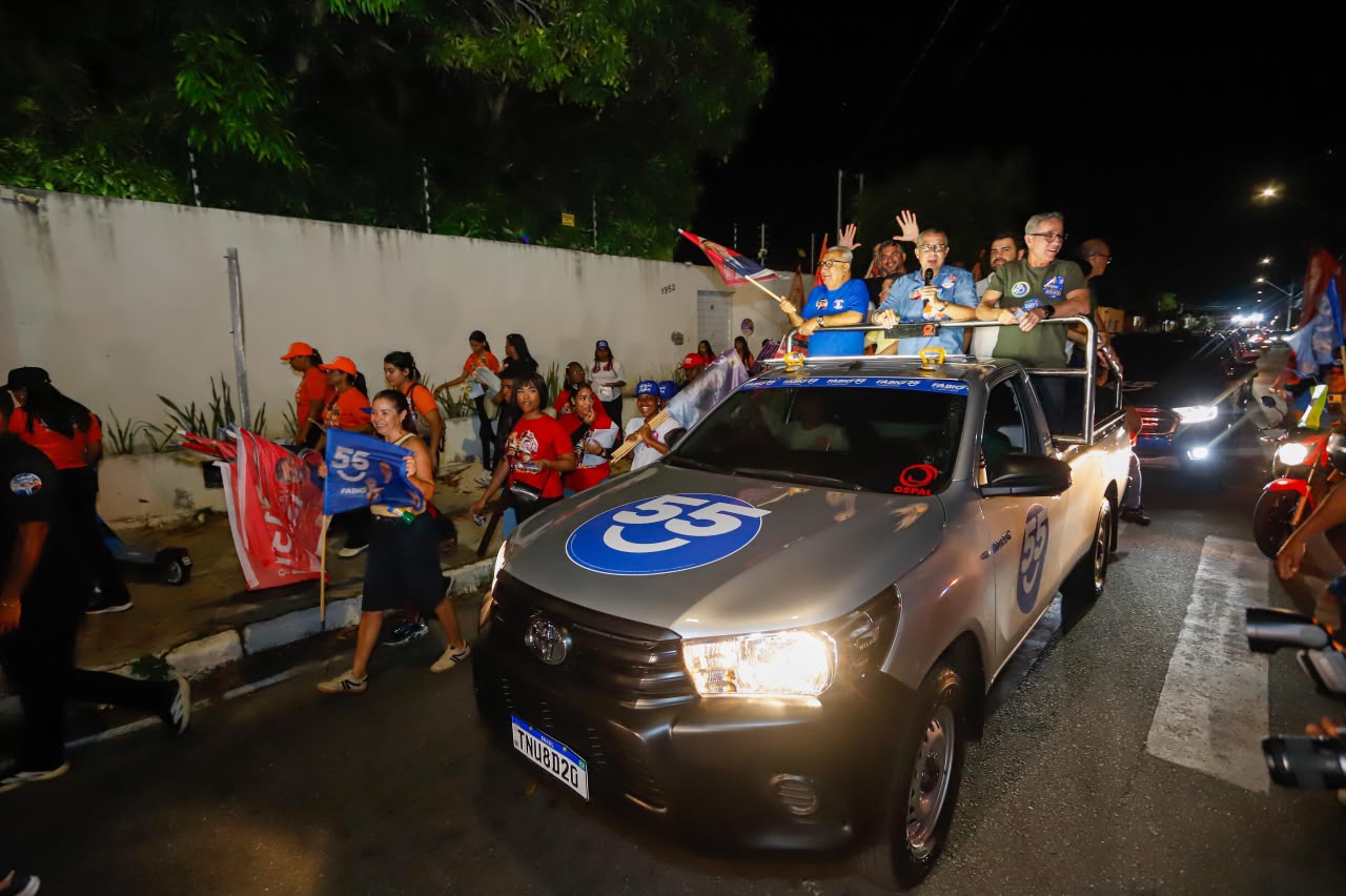 Governador Fábio Mitidieri durante minicarreata no bairro Coroa do Meio, em Aracaju