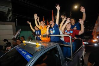 O governador Fábio Mitidieri (PSD) durante minicarreata no bairro Inácio Barbosa, em Aracaju