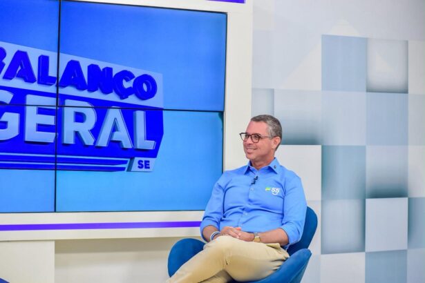 O governador Fábio Mitidieri no estúdio da TV Atalaia durante entrevista sobre a saúde