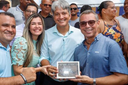 O governador Fábio Mitidieri ao lado de lideranças em Nossa Senhora do Socorro
