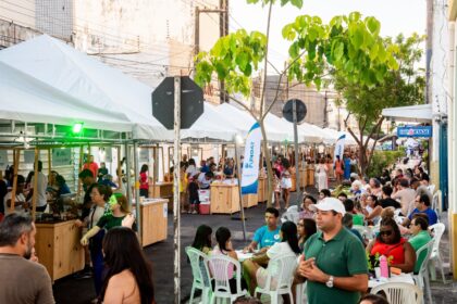 Público prestigia a Feira Centro Vivo, na rua Pacatuba, no Centro de Aracaju