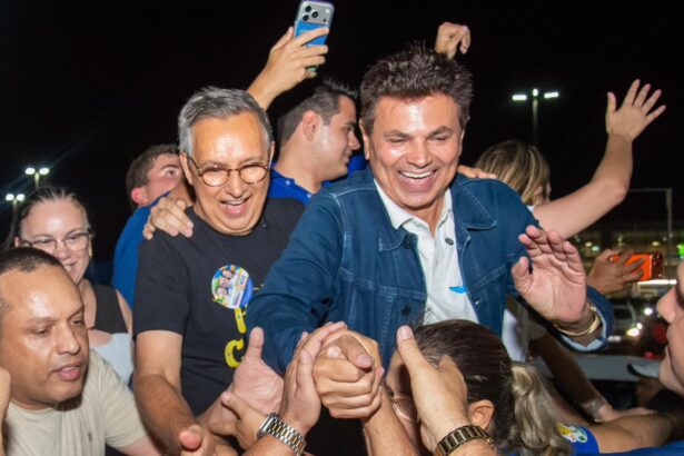 Eduardo Amorim e Valmir de Francisquinho são recebidos por apoiadores no Aeroporto Santa Maria, em Aracaju