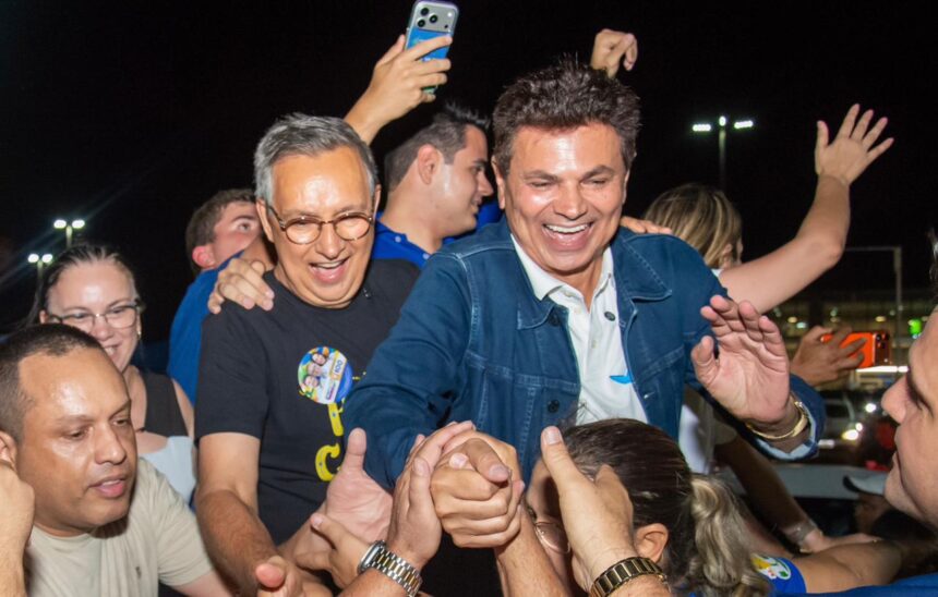 Eduardo Amorim e Valmir de Francisquinho são recebidos por apoiadores no Aeroporto Santa Maria, em Aracaju