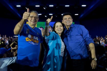 Eduardo Amorim, a prefeita de Aracaju Emília Corrêa e Valmir de Francisquinho durante evento de campanha