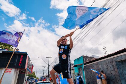 Governador Fábio Mitidieri em minicarreata de campanha em Aracaju