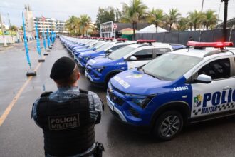 Governador Fábio Mitidieri com forças de segurança de Sergipe