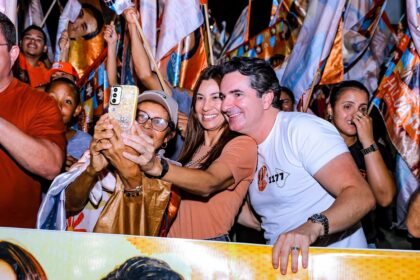 Deputado federal Gustinho Ribeiro e Hilda Ribeiro com moradores em Simão Dias