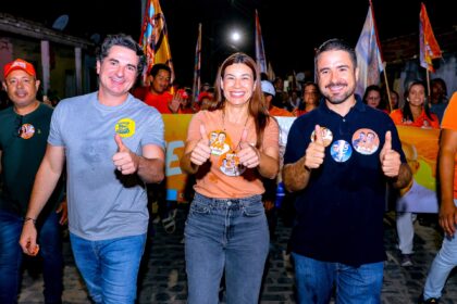 Gustinho Ribeiro, Hilda Ribeiro e Ricardo Vasconcelos durante caminhada no Jardim Campo Novo, em Lagarto