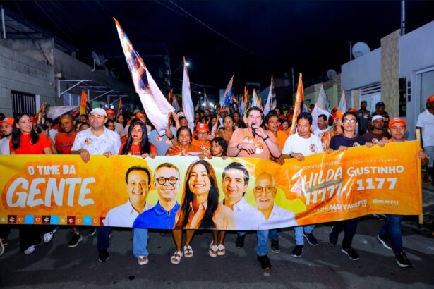 O deputado federal Gustinho Ribeiro durante caminhada no bairro Novo Horizonte, em Lagarto