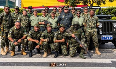 Veteranos do GVEB ao lado de viatura histórica Jeep Willys no desfile de Nossa Senhora do Socorro