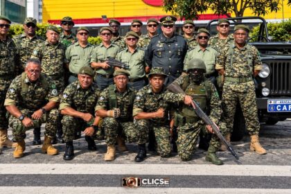 Veteranos do GVEB ao lado de viatura histórica Jeep Willys no desfile de Nossa Senhora do Socorro